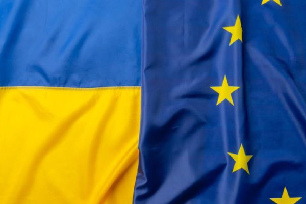 ukrán és eu zászló