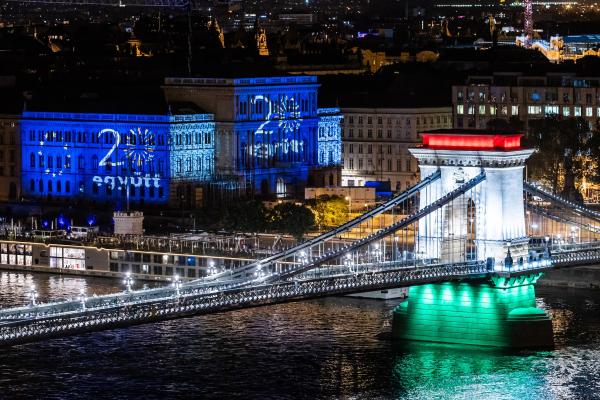 A csatlakozás 20. évfordulóján díszkivilágított MTA és Lánchíd Budapesten